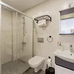 Apartman Close To The Airport And The D7